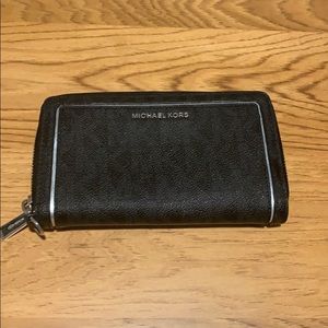 michael kors clutch/ wallet